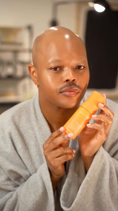 Do you see this GLOW? @farmacybeauty New Bright On Foam Exfoliator is the PERFECT at home facial for when your skin is looking dull and dehydrated from the winter weather! #farmacypartner

‌This micro-exfoliating foam treatment instantly reveals brig