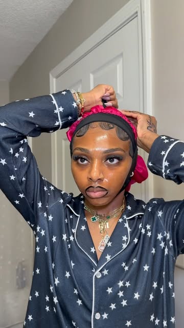 Eid morning shed 🥱✨ Prouducts used: 
Overnight mask: @medicube_global_official 
Lip stain: @sacheubeauty 
Lip mask: @laneige_us 
Toner: @anua_global 
Hydration: @cosrx & @innisfreeusa 
Moisturizer: @anua_global 

#morningshed #morning #skincare #mor