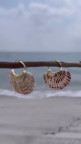 From shore to store 🐚 

@shopgretchens 
MIRA Earrings 

🌊 

#earrings #handmadejewelry #jewelry #shell #shells #shellearrings