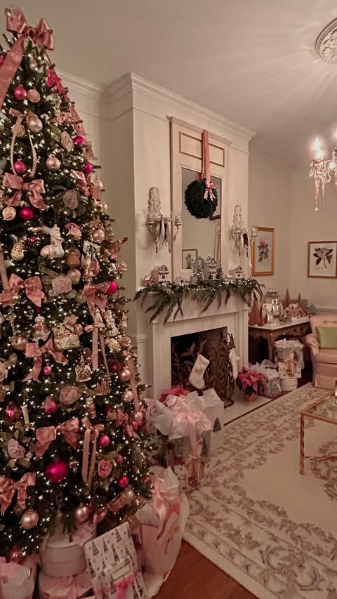 Christmas is her Super Bowl 💅🏼 #pinkmas #christmasdecor #holidaydecor #holidaydecorating #christmasdecorations #christmasdecorating #homedecorating #marthastewart @marthastewart @marthastewart48 @mrsaliceshop @mrsalice