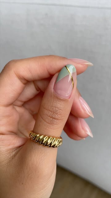 Edit* Showing you how to use chrome! I’ve always have trouble, but finally figured how to get it to stick ✨🌿 And yes, I did paint just one thumb for my photo cover because I forgot to take a video of the whole hand 🤣

Products used:
@kokoistusa (af