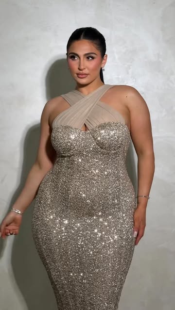 A moment for the dress @FashionNovaCurve 
🔎: Callie Sequin Dress 
•
•
•
#sparklydress #holidaydress #eveningdress #golddress #engagementpartydress