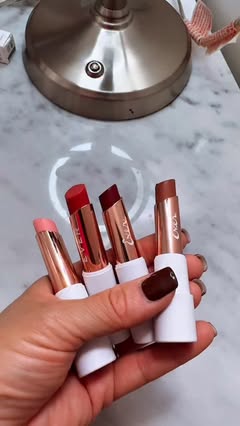 Soft, hydrated, and naturally plumped 💋 My lips’ secret? A daily dose of moisture magic — never skipping my lip care routine! @everskincare 

#everskincare #everskincarepartner #drylipssolution #columbusohio #ohioinfluencer #ohiocreators #dailylipca