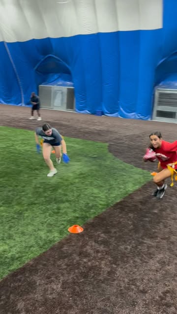 Box Drill 
•
@coachgabygoldman 
•
•
• #catcheverything #handsteam #htaflag #girlsflagfootball #gothands #training