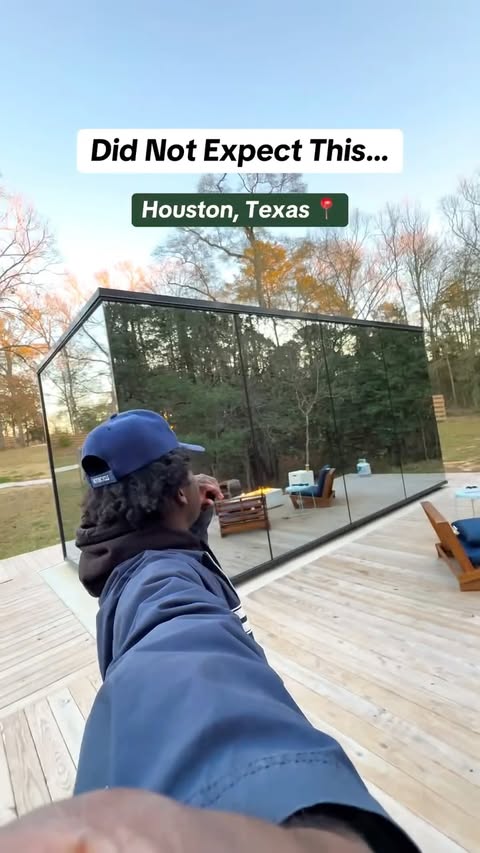 Would you stay in this Mirror House Airbnb near Houston, Texas? 👀

Use code: HG10 to get 10% off your first stay 🙌🏽 

This airbnb is called the OOD Mirror House and it’s one of @cameronranchglamping amazing properties. Everything about the mirror 
