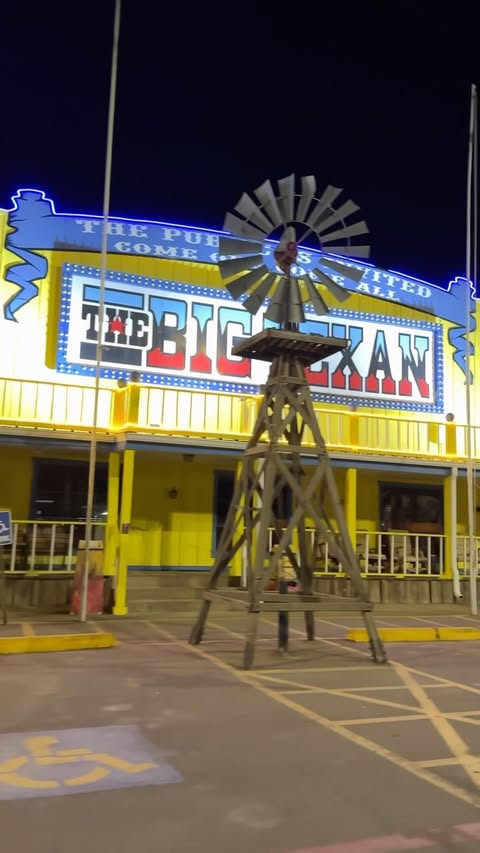 🥩 GET A 72OZ STEAK FREE, ENJOY A BEER, & STUMBLE TO YOUR MOTEL ACROSS THE PARKING LOT 🍺
Come with me to spend the night at The Big Texan Steak Ranch in Amarillo, Texas! This historic Route 66 stop has been open since 1960, and the motel was built i
