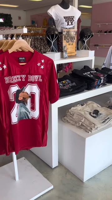 Breezy Bowl Collection just DROPPED!🔥🔥

Available in size Small-3XL!❤️

FREE cutting & styling with purchase!

Everything is available NOW! no pre orders or holds

#detroitboutique  #detroitplussizeboutique #breezybowl #concertoutfit #teambreezy