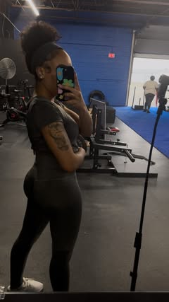 i know i said i wanted a 6-pack & BBL by the summer but DAMN! 😩 @badbodypapii aint no joke!! #personaltrainer #reels #gymworkout  #athleticwear #gymlife