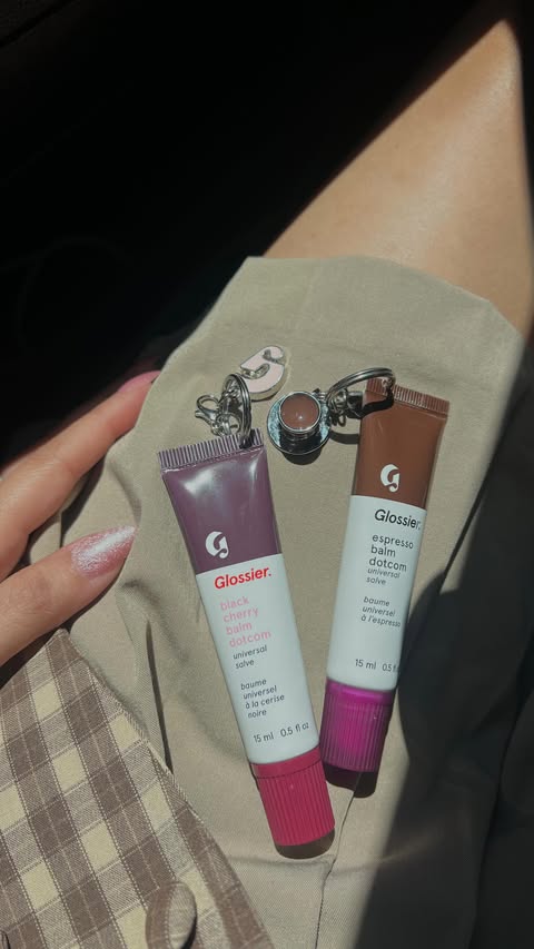 little Houston @glossier pop up with @rileighvarela was so qt ☕️

•
•
•
#explorepage #glossier #makeup #glossiermakeup #popup #houston #trendy #makeupblog