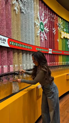 Hear me out - gift giving, but make it fun. 🎁✨ #sponsored 

Comment M&M’S and I’ll send you a link to 20% off your visit to the M&M’S Las Vegas Store! 

Whether you’re a Vegas local or just visiting, one of my favorite spots to shop for holiday gift