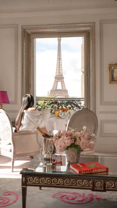 Let’s breakfast in Paris? @plaza_athenee ☕️🥐🇫🇷

Dream goals unlocked with this view! Add in the best pain au chocolat in Paris - I challenge you to find better! - and I’m never leaving. Loved every moment, thank you @sarahwsn and @victoriakhn 💗💗