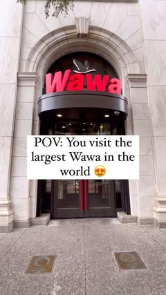 Did you know? The largest @wawa in the world is located in Philly!! It’s HUGE and they even have a sitting area where you can enjoy your hoagies and iced tea. They have all the snacks and a whole section just for ice cream. They sell Wawa swag so you