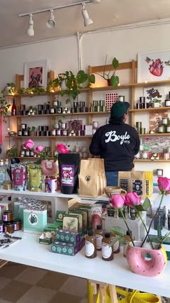 @earthycorazon has such a welcoming environment! They sell candles, body care items, plants, art, cards and more. They also host events, have a cute Photo Booth & have a free resources section with herbs to those affected by wildfires. Check them out