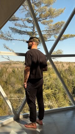 Un retour sur séjour trop court dans un endroit où l’on voudrait rester pour toujours. Merci @domes.stcome pour ce moment passé chez vous, où le temps semble s’arrêter. 🌲✨