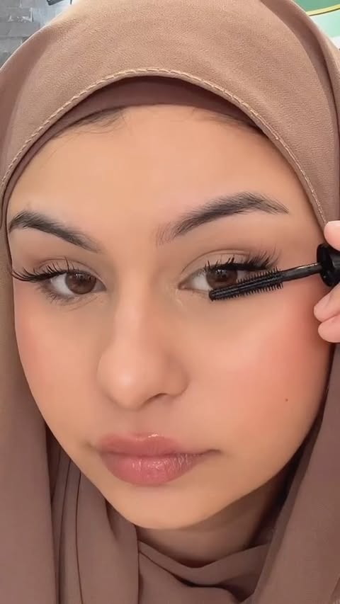 here’s how i do my makeup using only mini products! 🤍

products used: 

@charlottetilbury magic cream, pillow talk lipstick 2. medium, flawless filter shade 4.5 
@rarebeauty blush in hope 
@kosas concealer shade 04N 
@milkmakeup contour stick in bla