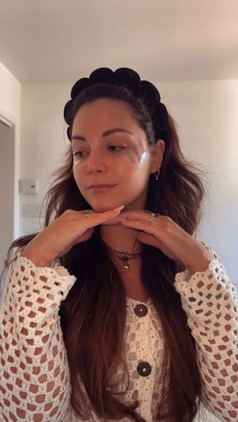 tranquillement en train de terminer les produits de ma night skincare routine toute douce du moment, parfaite pour les températures encore bien froides 💖 
🇰🇷 @pyunkangyul deep clear cleansing balm 
🇰🇷 @roundlab.global soybean nourishing cleanser