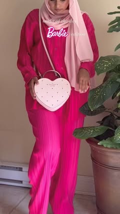 get ready with me to go see barbie💗👛🎀 

#hijab #hijabi #modest #modesty #model #hijabimodel #outfit #canada #montreal #modestfashion #pink #barbie #barbiemovie #ootd #outfitoftheday #pinkpinkpink
