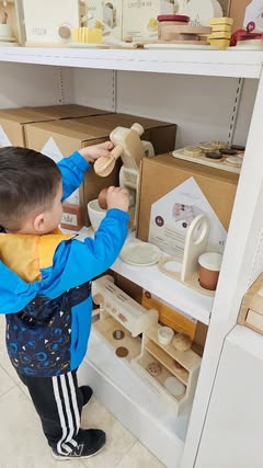 AD | Yesterday we explored the brand new toy store @boutiquelajoue by @mastermindtoys located at 1455 rue Peel in downtown Montreal and it was pure magic! Their grand opening couldn’t be better timed for the holidays. From timeless classics to the co