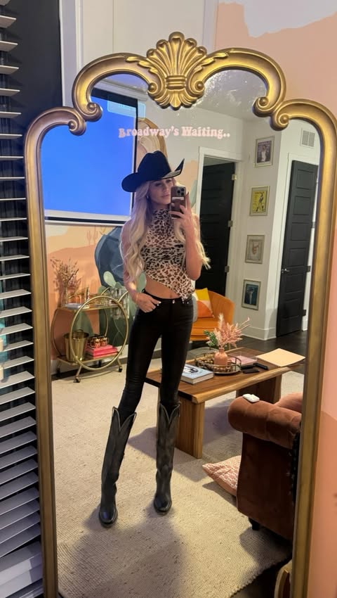 My favorite place to stay in Nashville, TN @denimdreamsnash (I think I’ve stayed here almost 10 times)! 💕 2 bed, 2 bath, full kitchen, VERY secure building, minutes from broadway, oh, and just look how cute it is for pics! DM her for rates and tell 