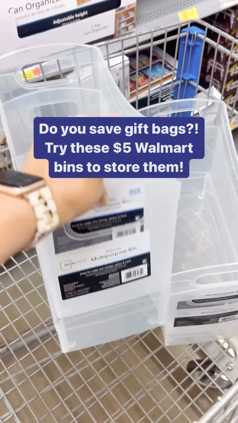 Who else saves + reuses gift bags?!!
🙋🏼‍♀️💁🏼‍♀️🙋🏼‍♀️ I feel so victorious when I save a SUPER cute one! 🤣
⠀
We know those gift bag collections can get a little crazy…so here is a super easy way to get them tidy before the holiday season hits!
