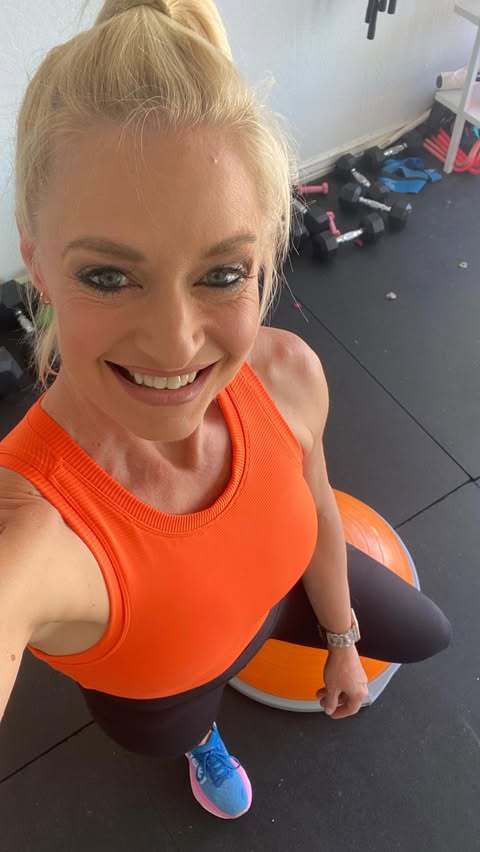 When you get a new BOSU ball and you coincidentally match it you make a reel! 🍊

I had my previous BOSU for FOURTEEN years with regular and professional use before it finally died (RIP 😢) so it is 10000% worth the expense. It’s a great home gym inv