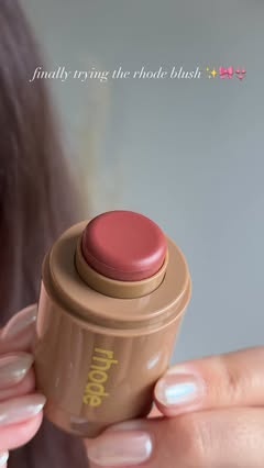 Hiiiii! It’s been a while since I showed my face on here but I thought it was about time to get back to it 🥹 
Starting with a try on of the Rhode pocket blush in the shade “tan line” - it’s taken me literally years to finally get this and I can defi