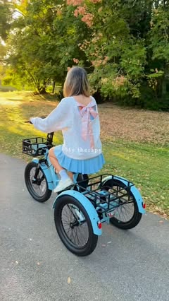 Meet my new best friend the Mooncool TK1 electric trike.💙
Smooth, stable, and seriously cool — this isn’t just a ride, it’s a whole vibe. From coffee runs to sunset cruises, every trip feels like a mini adventure. ☕🌅

And the best part? Gizmo, my 1