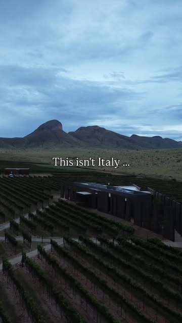 A few weeks ago, we took a trip to a very special winery in Southern Arizona 🍷🌵 Nestled within their vineyards they have nine beautiful casitas, perfect for a romantic getaway in Sonoita wine country. Would you visit here?