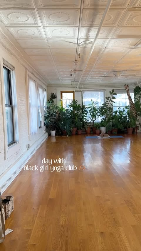 I spend the day with @blackgirlfightclub 🧘🏽‍♀️ last week & it was so lovely! thank you for a wonderful class @avajmarshall & @yoga4thehomies at @skyting 🤍

#yogaclass #nyc #hobbies #blackgirlyoga