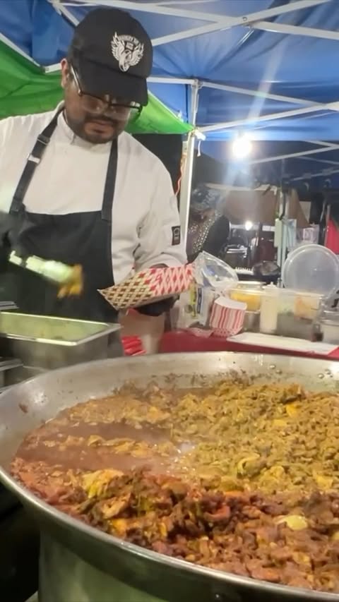 🔊🔛 In between international trips in which there’s a lot of eating, I managed to squeeze in a local trip to eat internationally without leaving home—by means of simply hopping on the 7 train to @QueensNightMarket. Set in Flushing, home of the 1964 