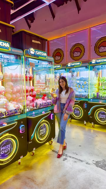 Come with me to Flushing, Queens to check out the cutest Asian inspired arcade, @gatchany 🕹️👾🧸

Gatcha has so many claw machines with the cutest plushies (I won a little cat in a banana and was very proud of myself 😻🍌). There are also tons of ar