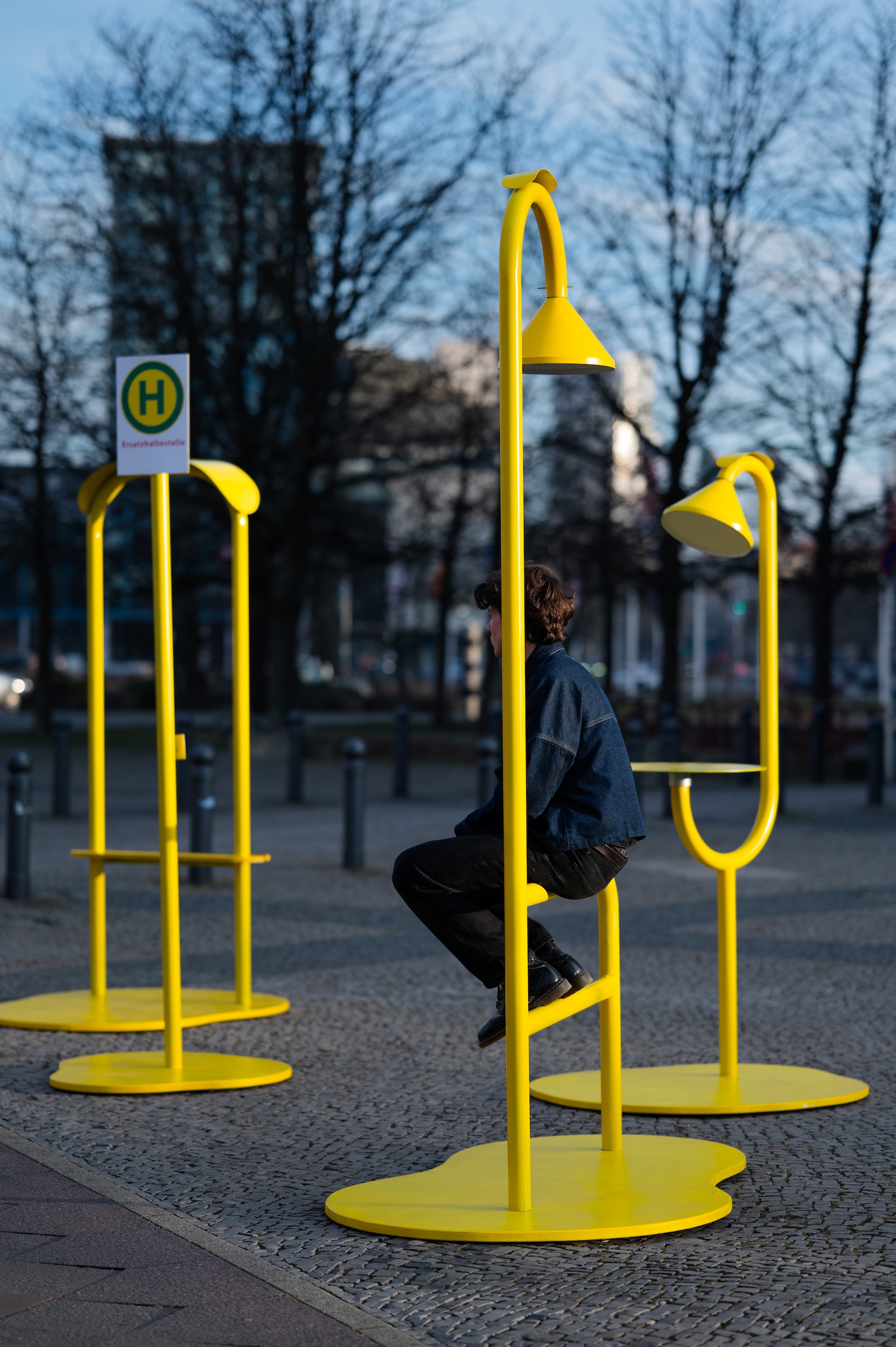 Waiting for the Bus | Luca Ortmann