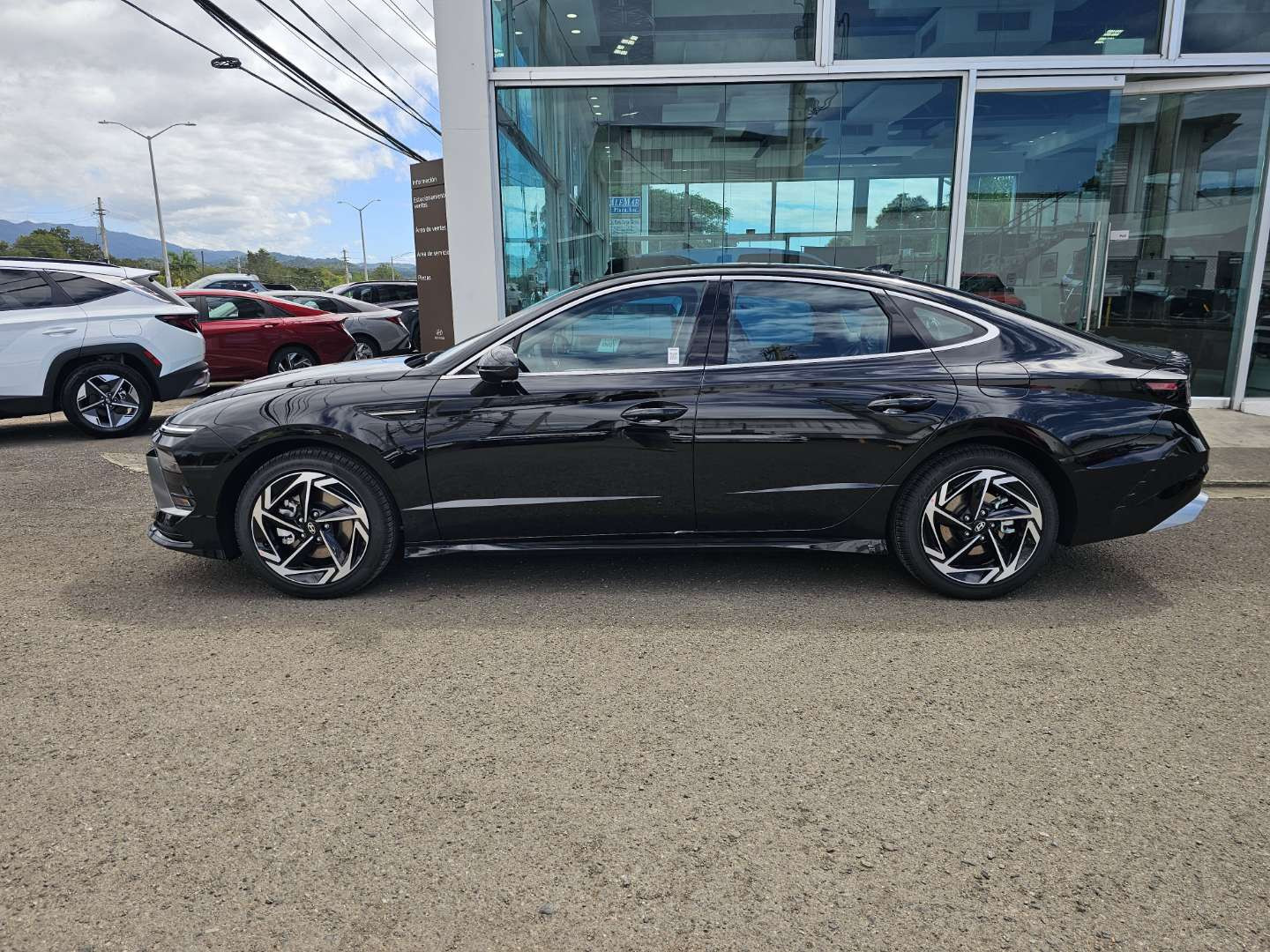 https://s3.amazonaws.com/dealerappcenter/dealergroups/291/vehicles/280622/P9UdXh.JPEG