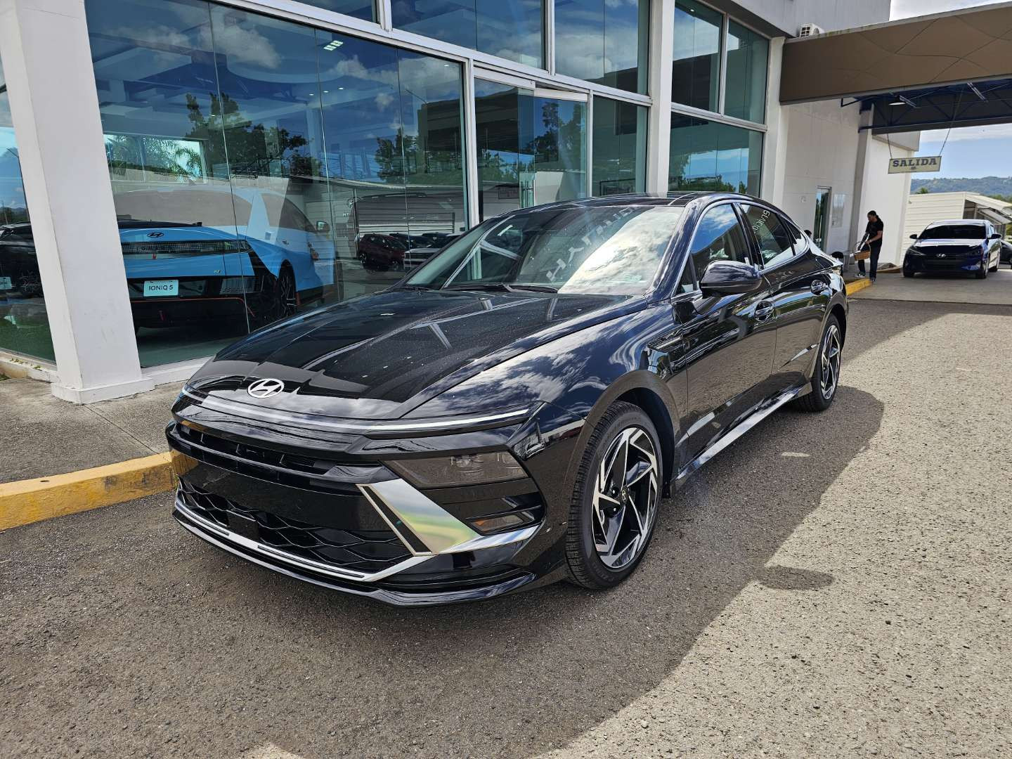 https://s3.amazonaws.com/dealerappcenter/dealergroups/291/vehicles/280622/RkLw7f.JPEG