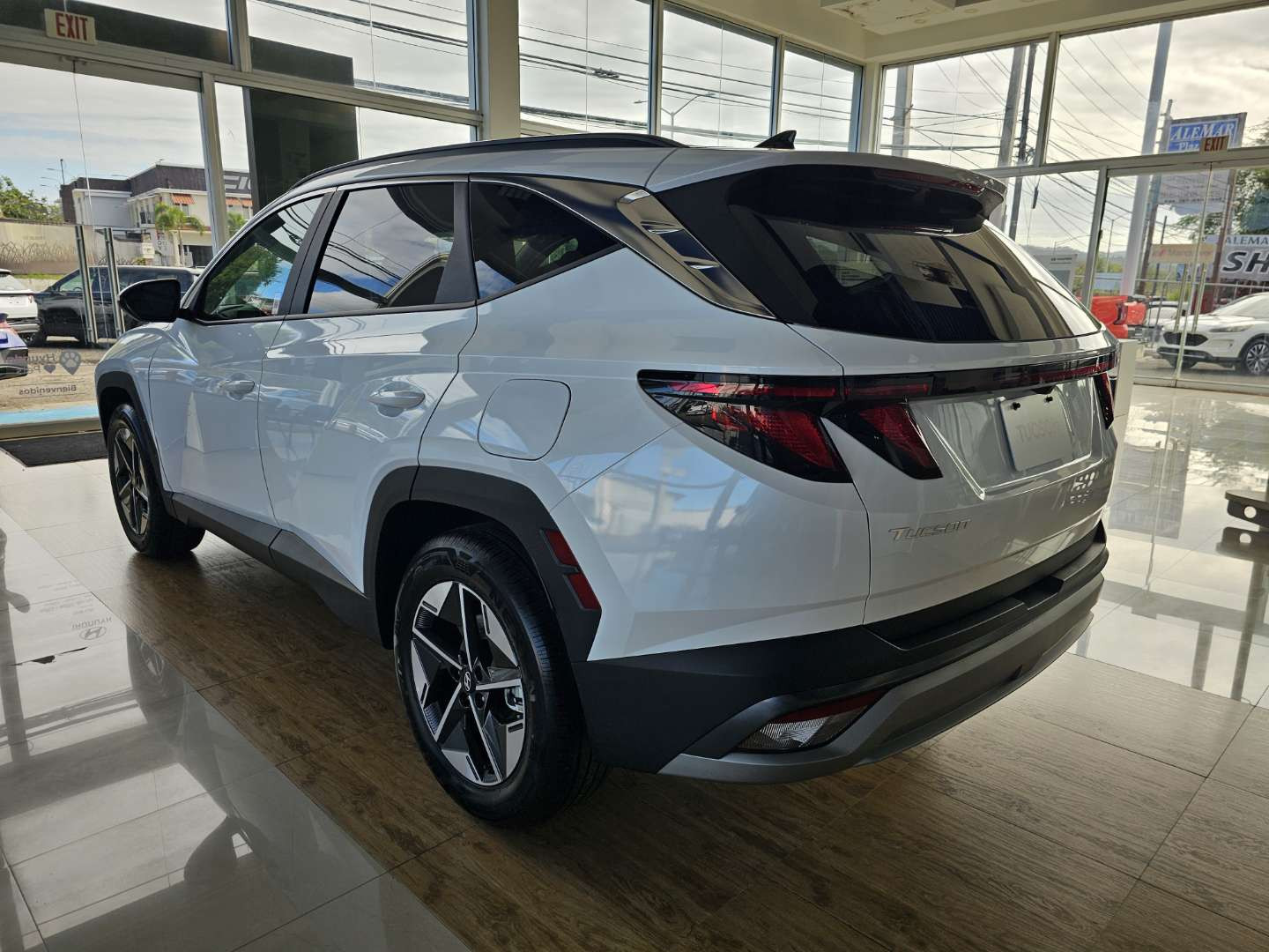 https://s3.amazonaws.com/dealerappcenter/dealergroups/291/vehicles/281507/DVn5Sh.JPEG