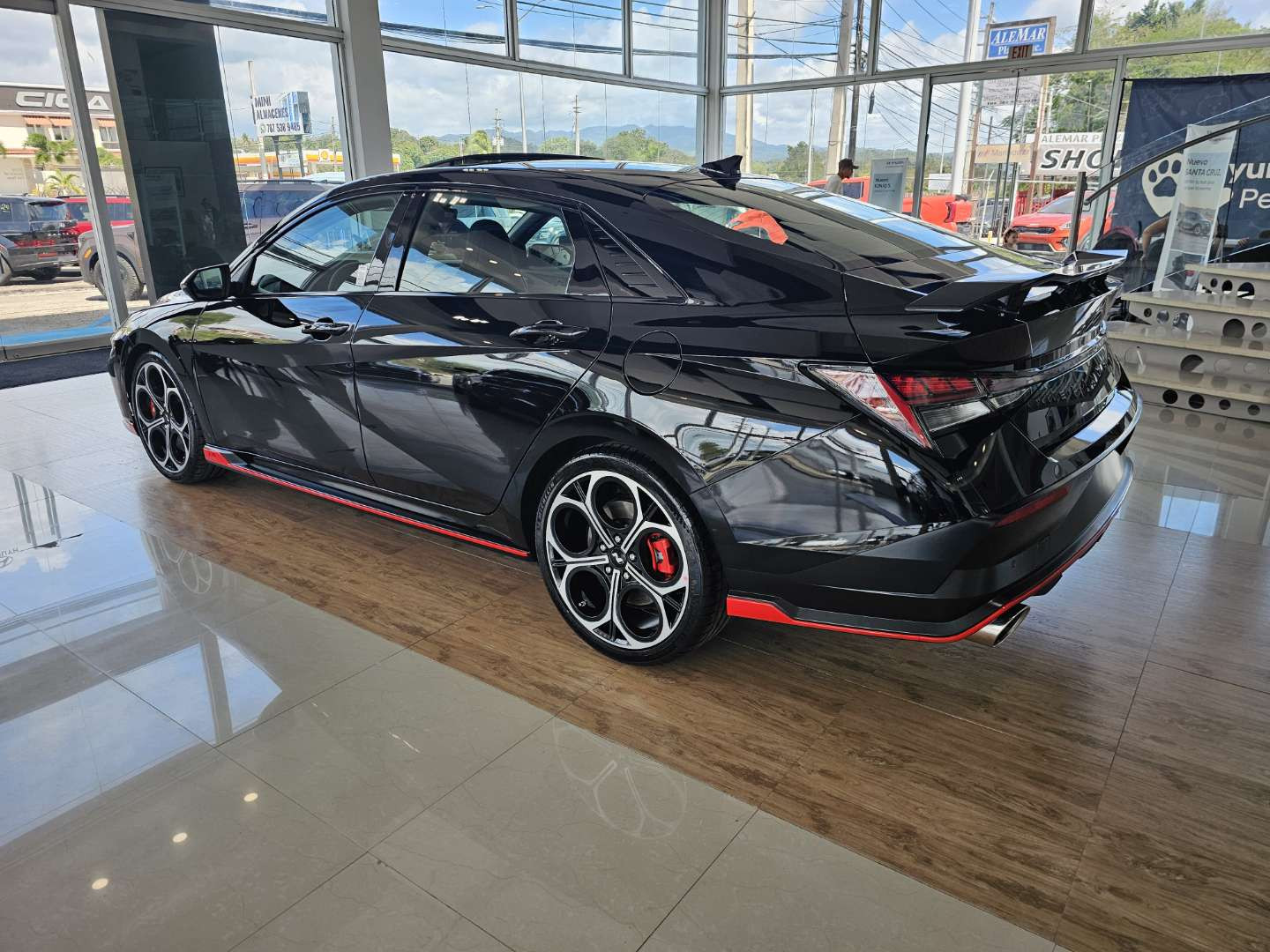 https://s3.amazonaws.com/dealerappcenter/dealergroups/291/vehicles/281745/yxsClW.JPEG