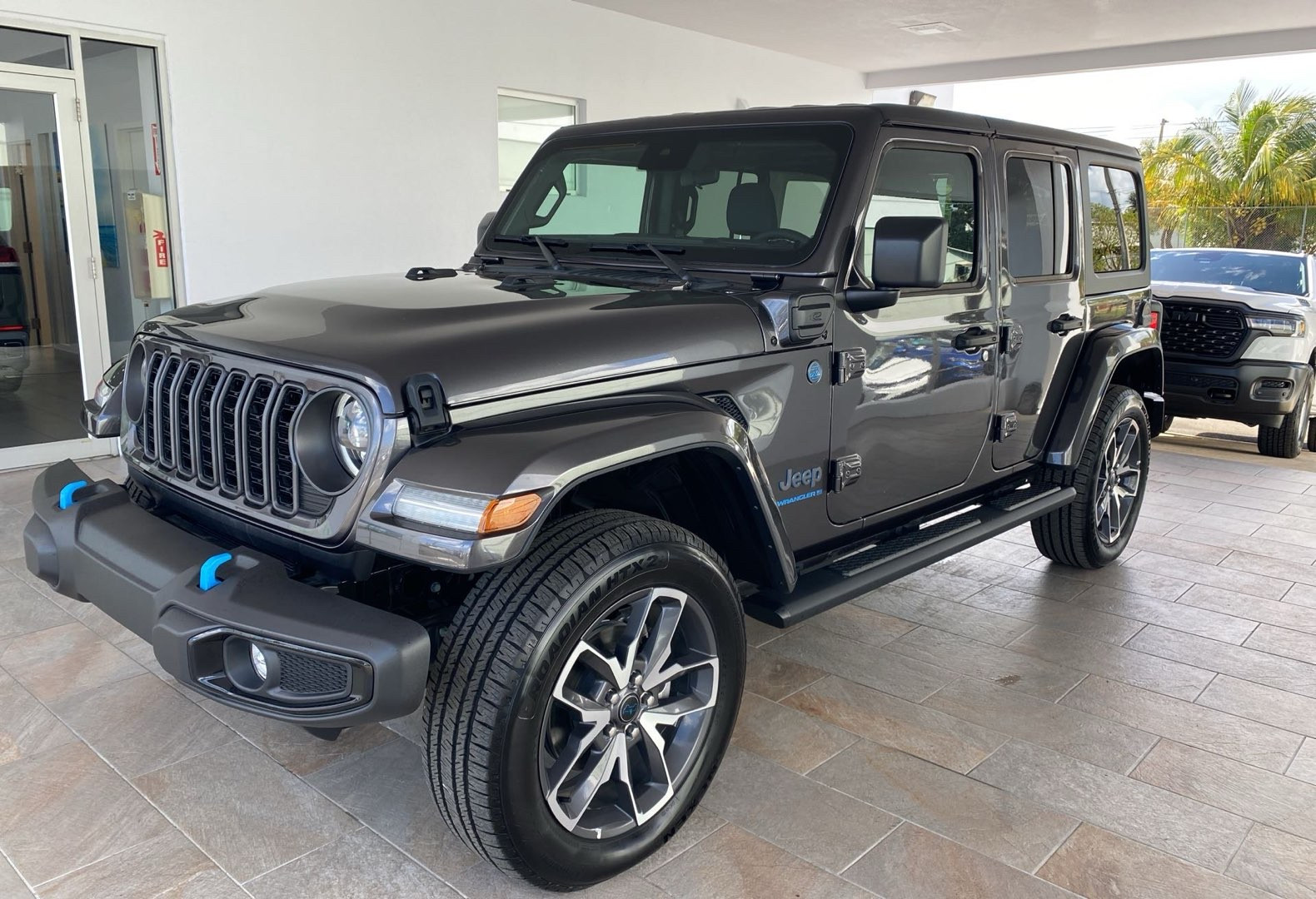 https://s3.amazonaws.com/dealerappcenter/dealergroups/336/vehicles/248374/7bqBgZ.jpg