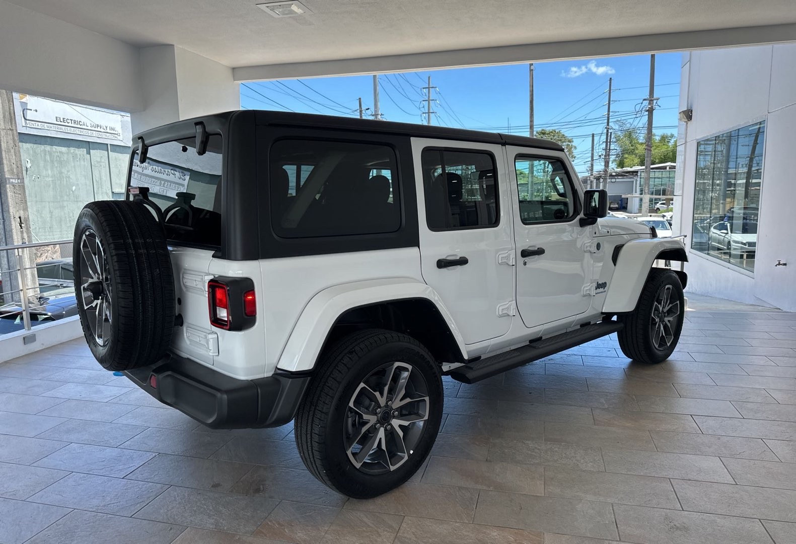 https://s3.amazonaws.com/dealerappcenter/dealergroups/336/vehicles/248458/9rZ8hj.jpg