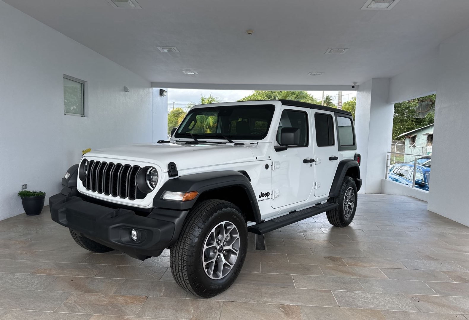https://s3.amazonaws.com/dealerappcenter/dealergroups/336/vehicles/254790/iEvU1e.jpg