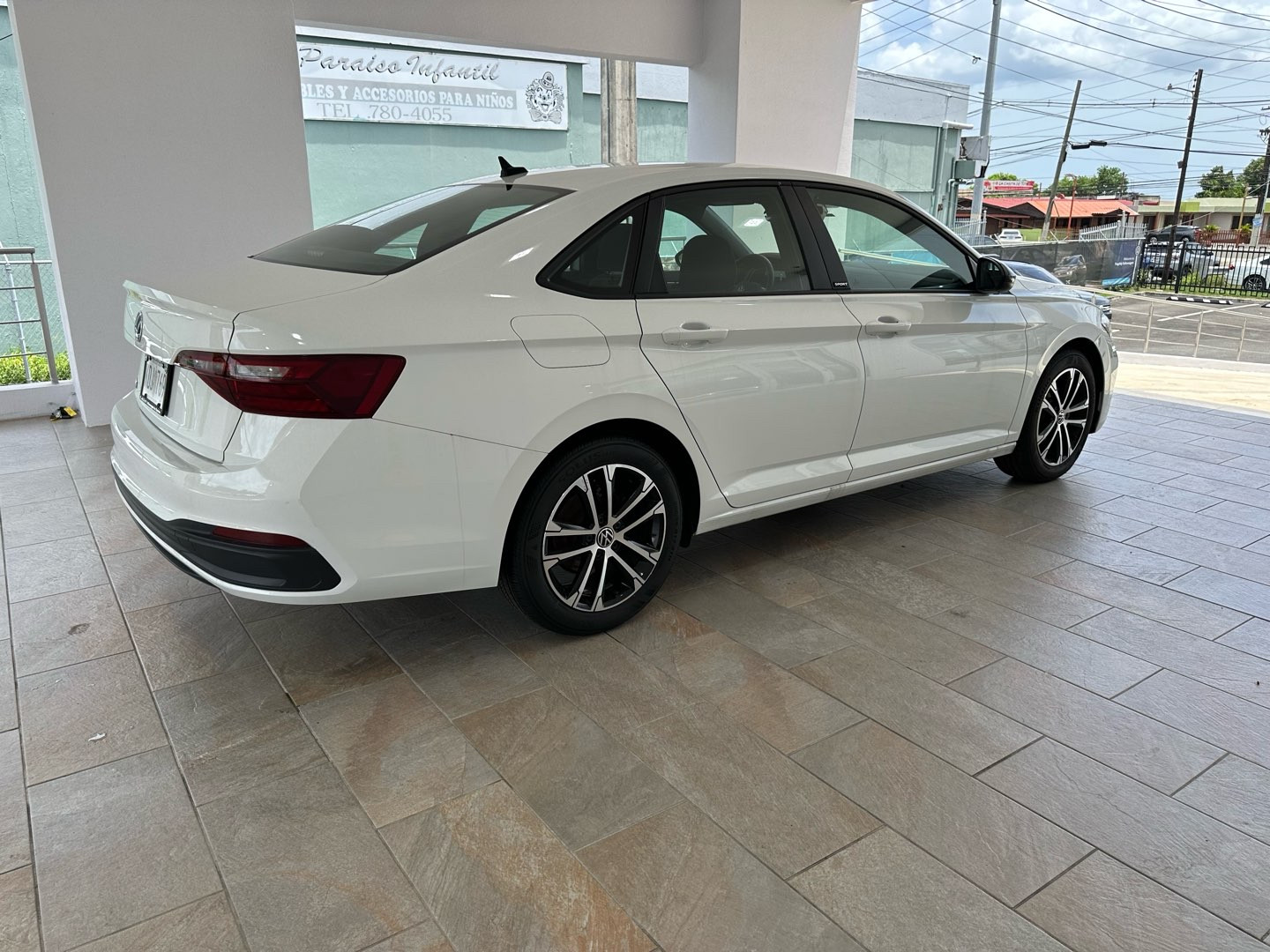 https://s3.amazonaws.com/dealerappcenter/dealergroups/336/vehicles/256333/Vzrc1v.jpg