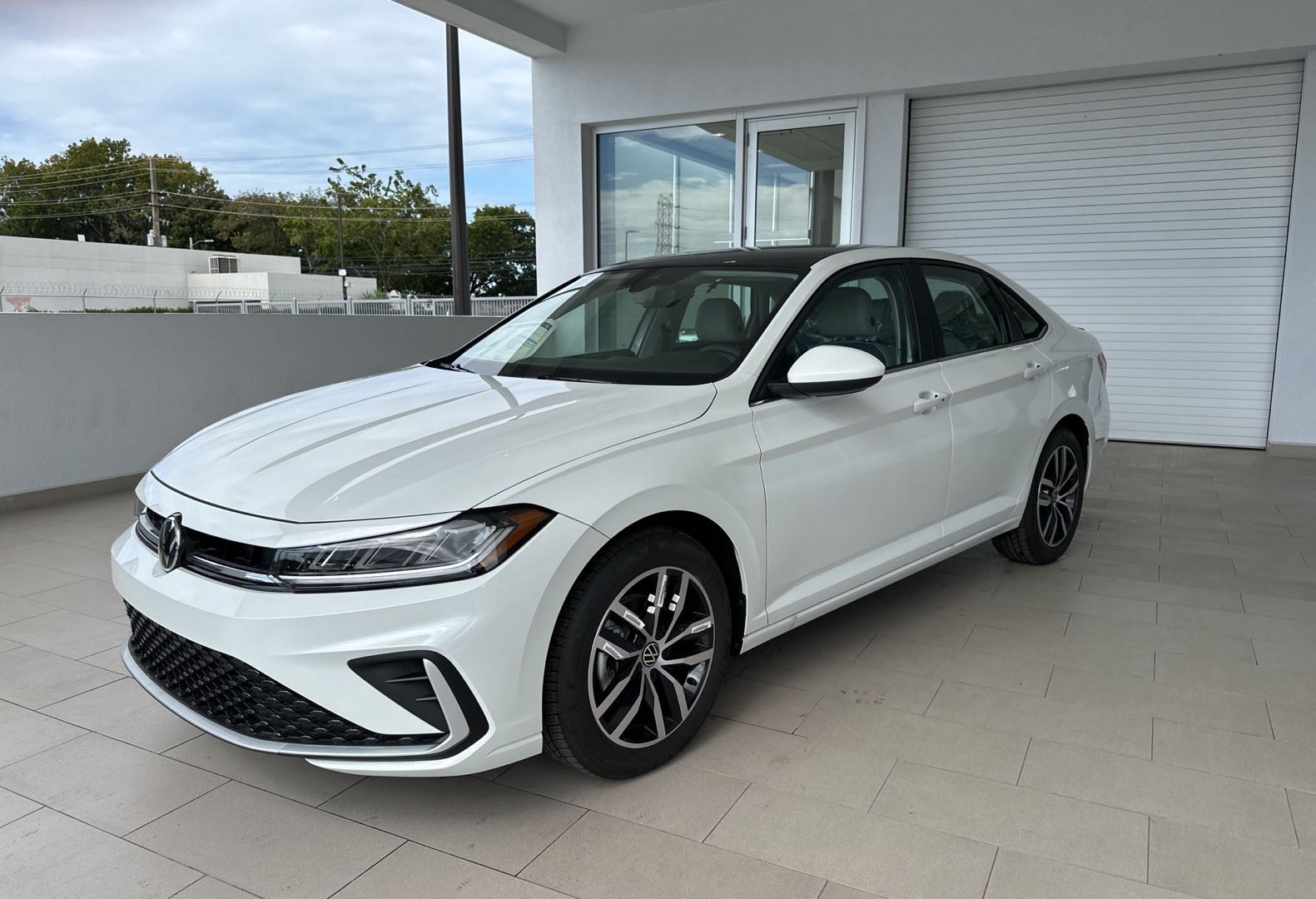 https://s3.amazonaws.com/dealerappcenter/dealergroups/336/vehicles/276044/NnV7m0.jpg