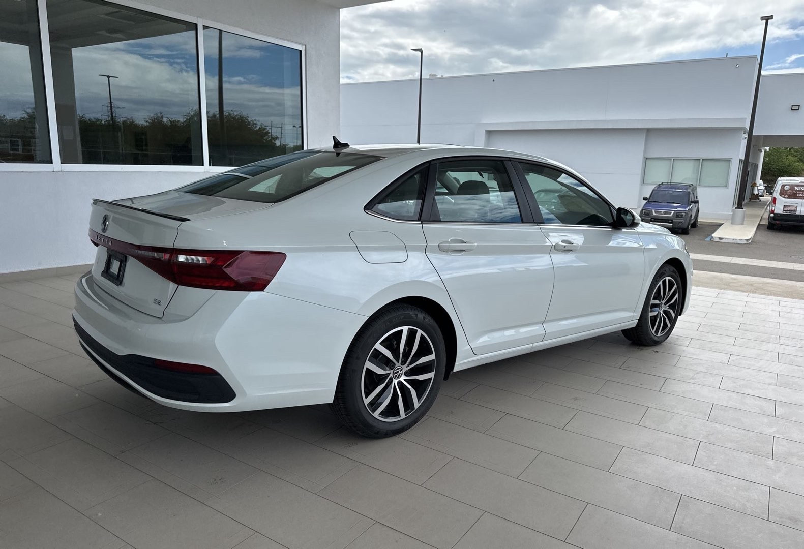 https://s3.amazonaws.com/dealerappcenter/dealergroups/336/vehicles/276044/bumGv9.jpg