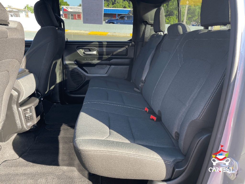 https://s3.amazonaws.com/dealerappcenter/dealergroups/352/vehicles/271235/yjCIr0.png