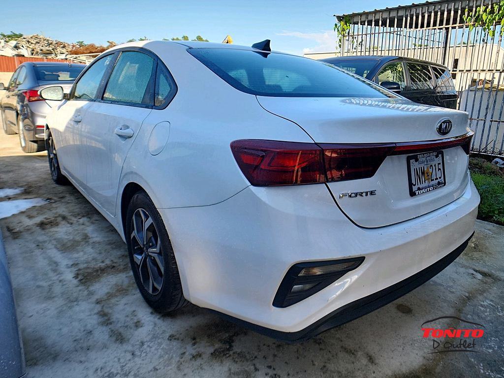 https://s3.amazonaws.com/dealerappcenter/dealergroups/61/vehicles/241023/B6yzt3.jpg