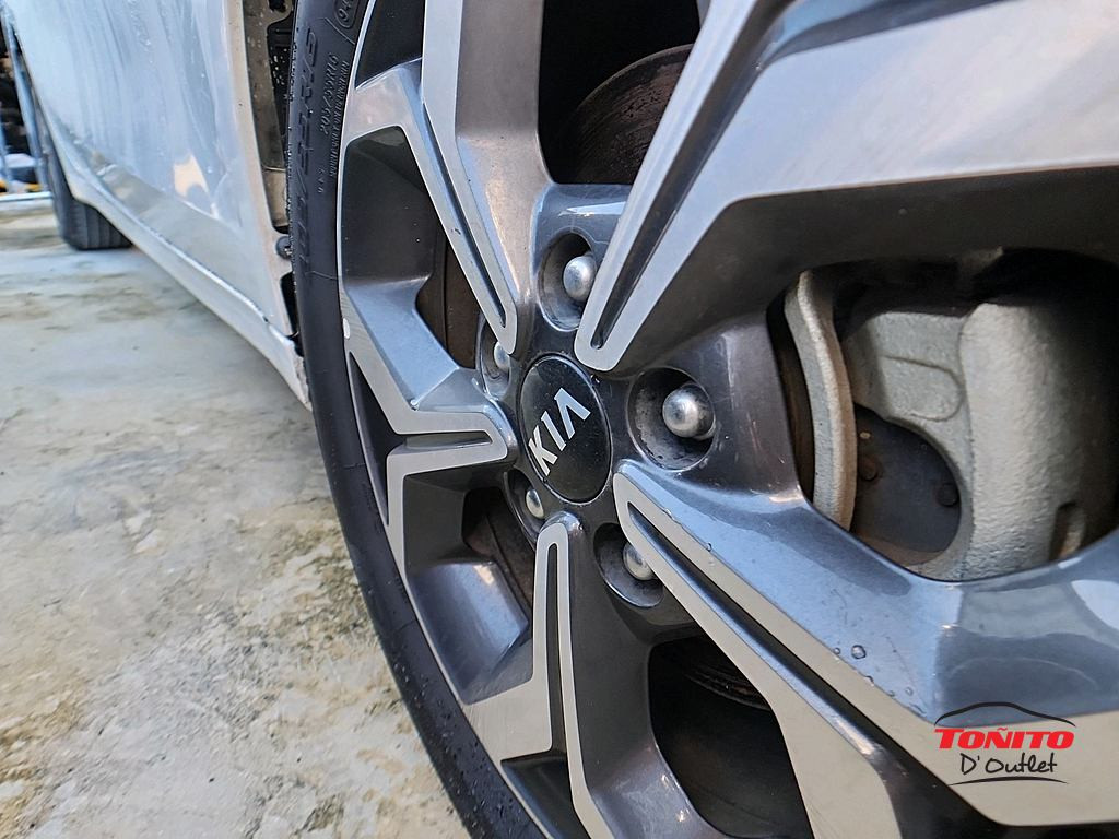 https://s3.amazonaws.com/dealerappcenter/dealergroups/61/vehicles/241023/FCGHtt.jpg