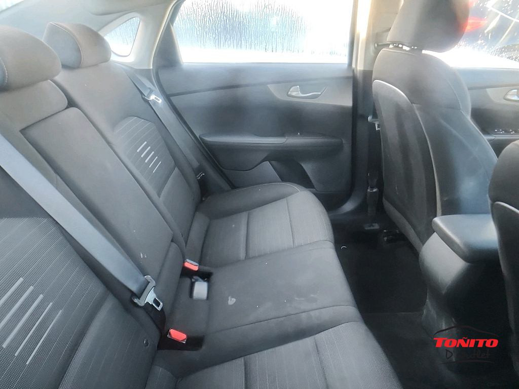 https://s3.amazonaws.com/dealerappcenter/dealergroups/61/vehicles/241023/lb8F7s.jpg
