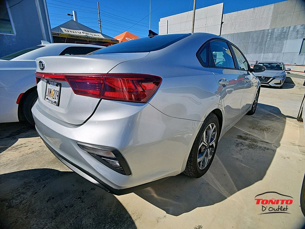 https://s3.amazonaws.com/dealerappcenter/dealergroups/61/vehicles/241032/vkyKYp.jpg