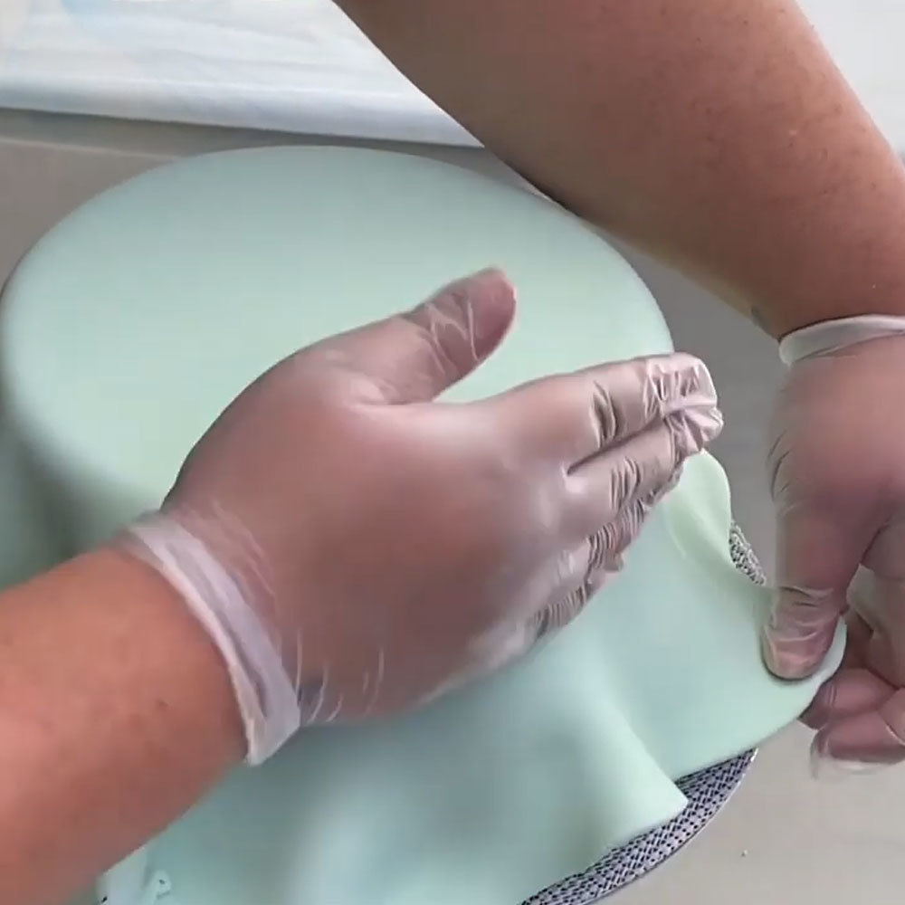 How to: Cover a Cake in Fondant