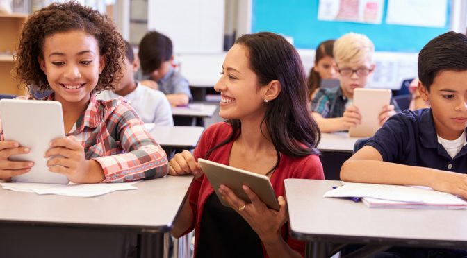 A educação básica em um panorama cheio de tecnologia