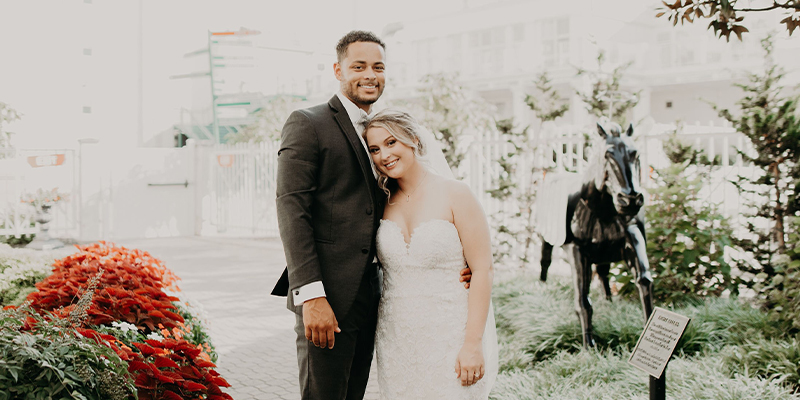 couple posing at the oaks garden terrace
